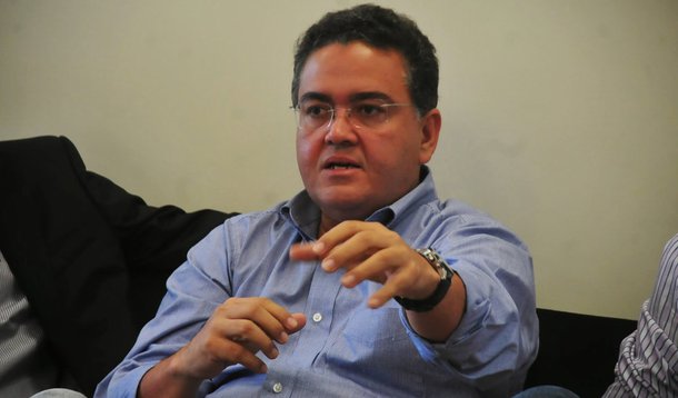 O candidato ao Senado pelo PSB, Roberto Rocha, lidera as intenções de voto, com 24,4% do eleitorado, seguido pelo ex-ministro do Turismo Gastão Vieira (PMDB), com 18,9%; é que aponta o Instituto de Pesquisa Econométrica, levantamento encomendado pelo jornal O Imparcial; no quesito rejeição, o peemedebista ocupa o primeiro lugar com 13,5%, e o peessebista, a terceira colocação (9,2%)