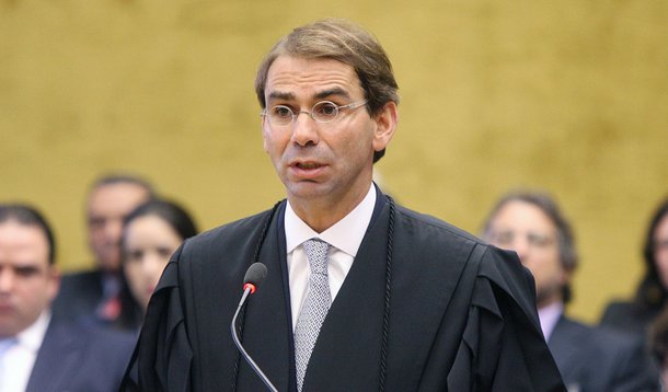 Em nota, José Luiz de Oliveira Lima, advogado de José Dirceu, anuncia recurso contra a manobra de Joaquim Barbosa, que revogou decisão de Ricardo Lewandowski e, assim, impediu que José Dirceu possa trabalhar; "Quando o Presidente do STF determina que a PGR se manifeste a respeito do pedido de trabalho, ele desrespeita sua decisão anterior que delegou esta análise ao Juiz da Vara de Execuções Penais de Brasília e ao representante do Ministério Público que lá atua o direito de opinar sobre tal pedido", diz Oliveira Lima; "aliás, o Ministério Público do Distrito Federal já se manifestou favoravelmente ao trabalho externo de José Dirceu"