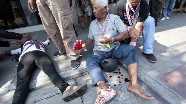 Vinte e oito pessoas ficaram feridas, sete de forma séria, em explosões neste domingo em um acampamento de manifestantes anti-governo em Bangcoc, na mais recente onda de violência em uma crise política prolongada que divide o país e ameaça a economia tailandesa; a explosão ocorreu um dia depois de os militares encorajarem ambos os lados para resolver suas diferenças na longa disputa de mais de dois meses, em que os manifestantes tentam derrubar o governo do primeiro-ministro eleito Yingluck Shinawatra