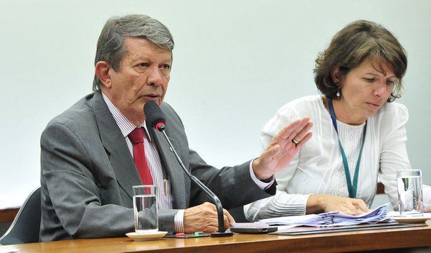 O presidente da Comissão Mista de Orçamento (CMO), deputado Devanir Ribeiro (PT), marcou uma série de reuniões do colegiado, a começar na segunda-feira (24), para retomar a análise do projeto que altera o cálculo do superavit primário (PLN 36/14); a previsão é aprovar o texto nesse mesmo dia ou na terça, nas três reuniões pré-agendadas; também está marcada para terça uma sessão do Congresso Nacional para votar a proposta depois que ela passar na comissão; o presidente do Senado, Renan Calheiros (PMDB), afirmou hoje (20) que se não for possível votá-la na terça, ele marcará uma nova sessão do Congresso para o dia seguinte