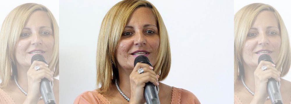 A prefeita de Conceição de Macabu, Lídia Mercedes Oliveira Soares e seu vice, Marcos Couto, foram cassados pelo TRE-RJ por abuso de poder econômico; o comando do executivo municipal foi acusado de contratar mais de 500 pessoas sem o devido concurso público e em período proibido pela legislação eleitoral; o novo prefeito será Cláudio Linhares (PMDB), segundo colocado nas últimas eleições