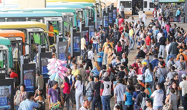 Os rodoviários conseguiram reajuste salarial de 20%, aumento de 40% na cesta básica e acréscimo de 20% no tíquete-alimentação. Com isso, os motoristas que hoje recebem R$ 1.607 passarão a ganhar R$ 1.928; os cobradores também terão os vencimentos aumentados, de R$ 840 para R$ 981; greve estava programa para ser deflagrada nesta segunda-feira; mobilidade garantida durante a Copa