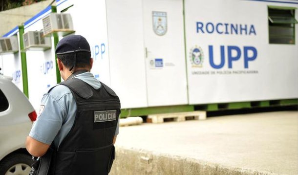 Ministério Público do Estado do Rio (MP-RJ) pediu à Justiça que o governo estadual indenize nove pessoas, vítimas de tortura na Rocinha, comunidade da zona sul da capital fluminense; a ação civil pública por ato de improbidade administrativa pede ainda a perda da função pública dos 31 policiais acusados das violações, bem como a suspensão dos direitos políticos deles por cinco anos e pagamento de multa civil de valor a ser fixado; destes policiais, 13 já estão presos pelo envolvimento do sumiço do assistente de pedreiro Amarildo