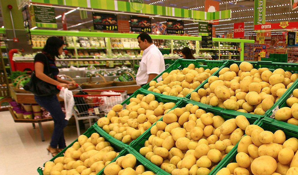 O Índice de Preços ao Consumidor Semanal (IPC-S) encerrou o mês de maio com variação de 0,72%, o que representa um avanço de 0,04 ponto percentual sobre o resultado da terceira prévia do mês (0,68%). No acumulado, desde janeiro, o índice apresenta alta de 5,55% e, nos últimos 12 meses, 8,63%; levantamento do Instituto Brasileiro de Economia (Ibre) da Fundação Getulio Vargas (FGV) é feito ocm base nas variações de preços em sete capitais: São Paulo, Rio de Janeiro, Belo Horizonte, Salvador, Recife, Porto Alegre e Brasília