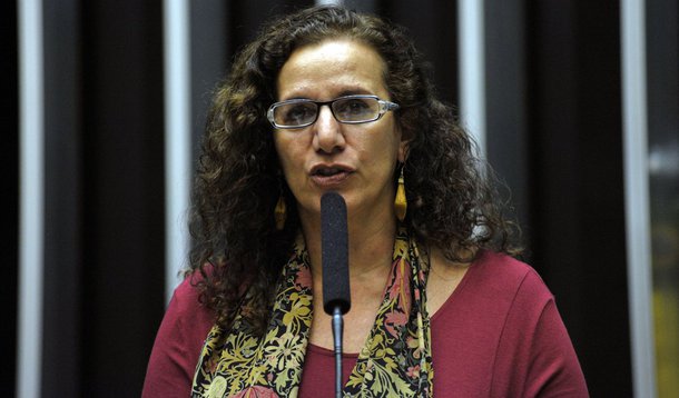 A deputada federal Jandira Feghali (PC do B-RJ) chamou de "inverídica" a nota publicada pelo TRE afirmando que a parlamentar teria incitado militantes a hostilizar fiscais no lançamento da chapa Frente Popular, na Baixada Fluminense; além da comunista como candidata à reeleição, a coligação tem o senador Lindbergh Farias (PT) como postulante ao governo do Rio, e o deputado Romário (PSB) na disputa pelo Senado; Jandira garante que uma investigação vai comprovar que os fiscais do tribunal estavam acompanhados por "capangas" milicianos que deram início a um tumulto usando spray de pimenta e empurrando autoridades e correlegionários, objetivando impedir a realização da convenção da legenda