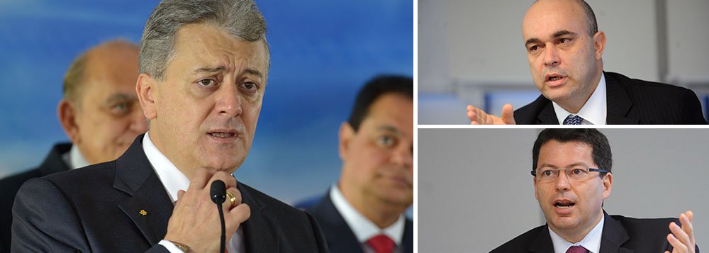Presidente do Banco do Brasil, Aldemir Bendine, apresentou demissão ao ministro da Fazenda, Guido Mantega, nesta quarta-feira; os cotados para a pasta são o secretário executivo Paulo Rogério Caffarelli, e vice-presidente de Varejo do BB, Alexandre Abreu; mudança só deve ser oficializada durante a reforma ministerial 