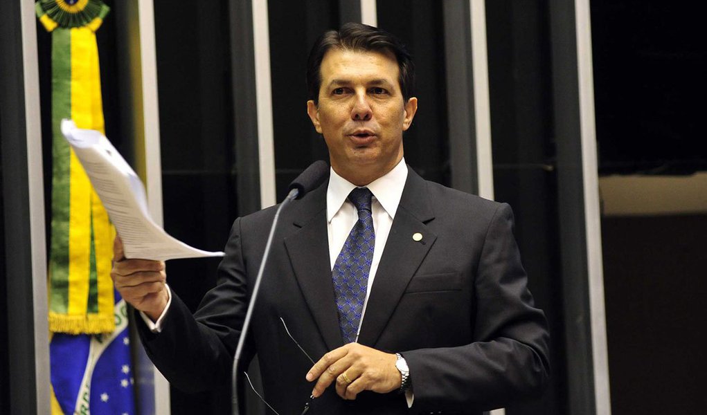 Pelo projeto, apresentado por Arthur Maia (SD-BA), usar, ameaçar, transportar e guardar explosivos e gases tóxico, conteúdos químicos e nucleares são situações que podem ser tipificadas como atos de terrorismo, mas excluiu a ideologia das motivações do crime e consequente punição; também se enquadram neste tipo de crime: incendiar, depredar meios de transporte públicos ou privados ou qualquer bem público, bem como sabotar sistemas de informática, o funcionamento de meios de comunicação ou de transporte, portos, aeroportos, estações ferroviárias ou rodoviárias, hospitais e locais onde funcionam serviços públicos