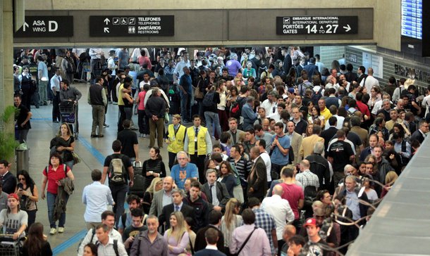 O primeiro dia da Operação Fim de Ano anunciada pela Agência Nacional de Aviação Civil (Anac) para fiscalizar as empresas aéreas e evitar atrasos nos aeroportos, a Infraero registrou, até 17h, 150 voos (9,1 %)atrasados em todos o país, dos 1.642 voos previstos; segundo a Infraero, 46 voos (2,8%) foram cancelados, e 15 estão atrasados; maior número de ocorrências foi registrado no aeroporto de Guarulhos; foram registrados 27 atrasos e um cancelamento (de um total de 169 voos programados) até então