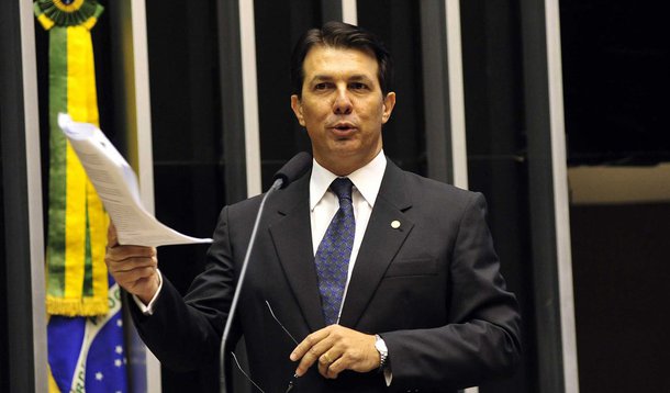 Pelo projeto, apresentado por Arthur Maia (SD-BA), usar, ameaçar, transportar e guardar explosivos e gases tóxico, conteúdos químicos e nucleares são situações que podem ser tipificadas como atos de terrorismo, mas excluiu a ideologia das motivações do crime e consequente punição; também se enquadram neste tipo de crime: incendiar, depredar meios de transporte públicos ou privados ou qualquer bem público, bem como sabotar sistemas de informática, o funcionamento de meios de comunicação ou de transporte, portos, aeroportos, estações ferroviárias ou rodoviárias, hospitais e locais onde funcionam serviços públicos