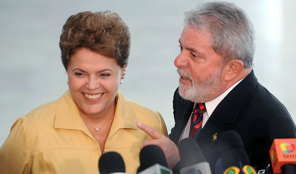 Num segundo mandato, programa de governo petista sinaliza que Dilma deve fazer a reposição de preços da gasolina e da energia elétrica gradativamente para reequilibrar as contas da Petrobras e da Eletrobras: "Temos que pensar no mercado, mas também no povo"; partido acredita que tem condições para transformar Dilma no agente da mudança desejada por dois terços da população, sentimento apontado em pesquisas recentes