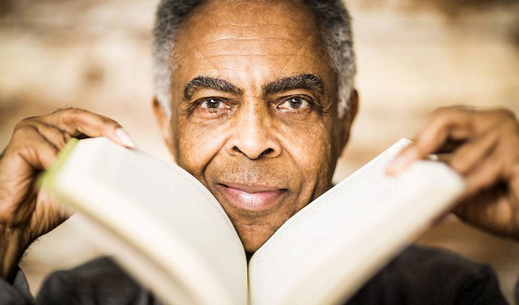 Ex-ministro da Cultura, cantor Gilberto Gil diz que "o país precisa sair desta morte diária do excesso de afrouxamento de tudo, necessita ter a dose diária de apertamento, voltar ao seu eixo, colocar a corrupção ¬ que sempre houve ¬ em níveis aceitáveis, níveis japoneses"; ele critica a ‘cobrança exagerada da opinião pública em cima dos indivíduos, uma esperança de que um salvador da pátria, com poderes imperiais, virá para nos salvar’: ‘o que Dilma pode fazer? O problema não está no governo ou nas instituições, está em nós’ 