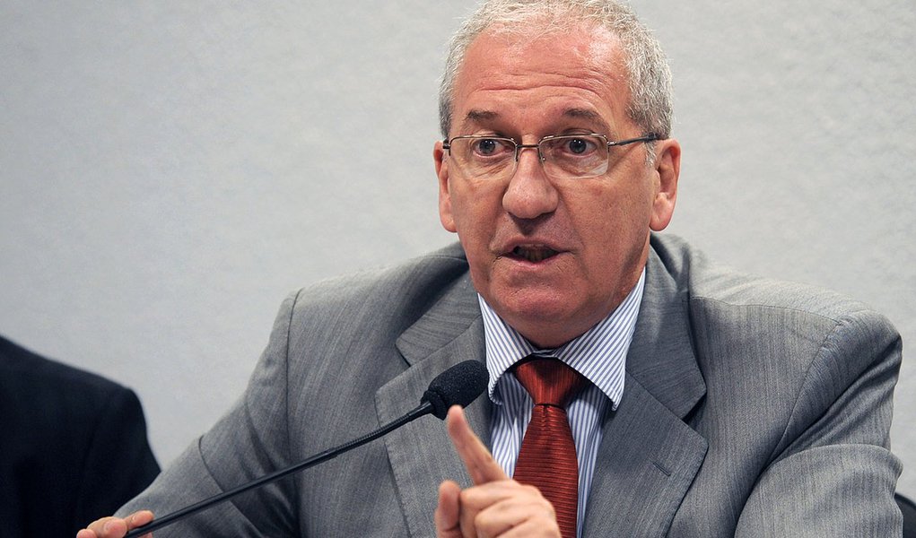 Ex-ministro das Comunicações Franklin Martins detecta "crescente mal-estar" da sociedade em relação aos meios de comunicação: "O Brasil se tornou um país democrático nos últimos dez, 12 anos, e não cabe mais no cercadinho dos grupos oligopolizados de comunicação. O rádio e a televisão não conseguem acompanhar as transformações no país. Queiram ou não os grandes grupos, terá de haver uma nova pactuação. Seguramente, temos a legislação mais antiquada do mundo"