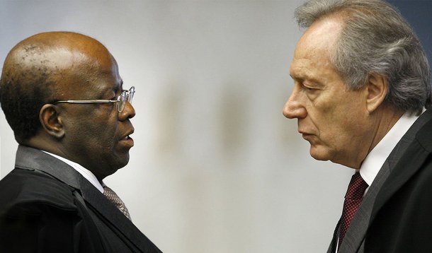 Presidente da corte, Joaquim Barbosa, que renunciou no final de maio, teria adiado sua aposentadoria para agosto na tentativa de pressionar Ricardo Lewandowski a manter 46 funcionários de seu gabinete em cargos de confiança mesmo após sua saída; em nota, alegou que está fazendo tudo de acordo com as normas de transição do STF e com base nas "tradições da casa"