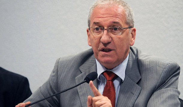 Ex-ministro das Comunicações Franklin Martins detecta "crescente mal-estar" da sociedade em relação aos meios de comunicação: "O Brasil se tornou um país democrático nos últimos dez, 12 anos, e não cabe mais no cercadinho dos grupos oligopolizados de comunicação. O rádio e a televisão não conseguem acompanhar as transformações no país. Queiram ou não os grandes grupos, terá de haver uma nova pactuação. Seguramente, temos a legislação mais antiquada do mundo"