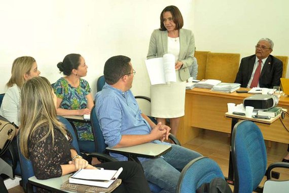 Em reunião na sede das Promotorias de Justiça, a secretária de Estado da Educação, Áurea Prazeres, apresentou aos promotores as medidas prioritárias e metas estabelecidas pelo governador Flávio Dino para a melhoria da qualidade da educação pública no Estado; secretária enfatizou que uma das medidas imediatas é foi o Programa ‘Escola Digna’, que objetiva a substituição de 1.090 escolas de taipa e barro por prédios de alvenaria