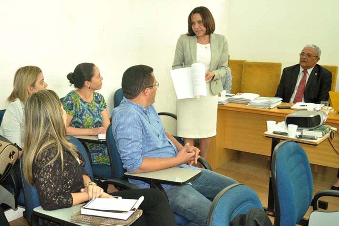 Em reunião na sede das Promotorias de Justiça, a secretária de Estado da Educação, Áurea Prazeres, apresentou aos promotores as medidas prioritárias e metas estabelecidas pelo governador Flávio Dino para a melhoria da qualidade da educação pública no Estado; secretária enfatizou que uma das medidas imediatas é foi o Programa ‘Escola Digna’, que objetiva a substituição de 1.090 escolas de taipa e barro por prédios de alvenaria