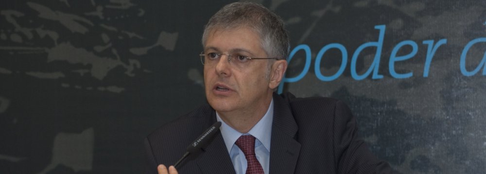 Quem diz isso é o jornalista Fernando Rodrigues; ele critica proposta dos dois principais presidenciáveis da oposição que pelo fim da reeleição, mandatos de cinco anos e coincidências de todas as disputas eletivas, de vereador a presidente da República; "Os candidatos de oposição sugerem aprofundar a distância entre os cidadãos e o poder. As propostas de Aécio e Campos sinalizam uma reforma política analógica. Eles estão longe de entender o que seria necessário para aperfeiçoar o sistema eleitoral do país", avalia