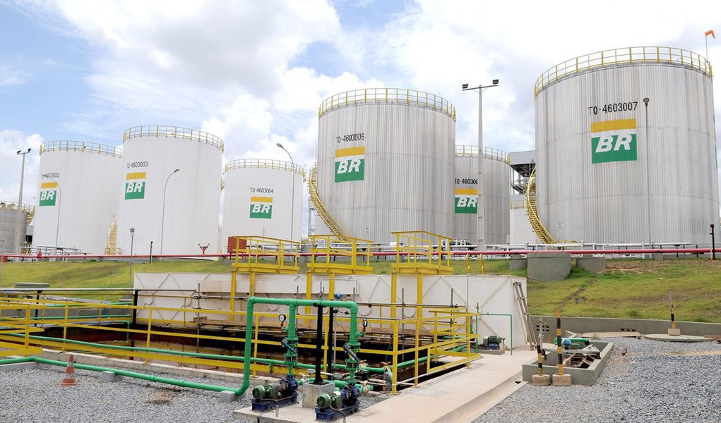 Produção de petróleo e gás do Brasil somou 2,643 milhões de barris de óleo equivalente ao dia em média em março, o segundo maior volume da história, segundo dados da Agência Nacional do Petróleo, Gás Natural e Biocombustíveis (ANP) divulgados nesta segunda (5); com recordes na produção do pré-sal e na produção de gás natural, além de um aumento das atividades de petroleiras estrangeiras no país, a extração em março só ficou atrás da registrada em janeiro de 2012, quando o Brasil produziu 2,678 milhões de barris de óleo