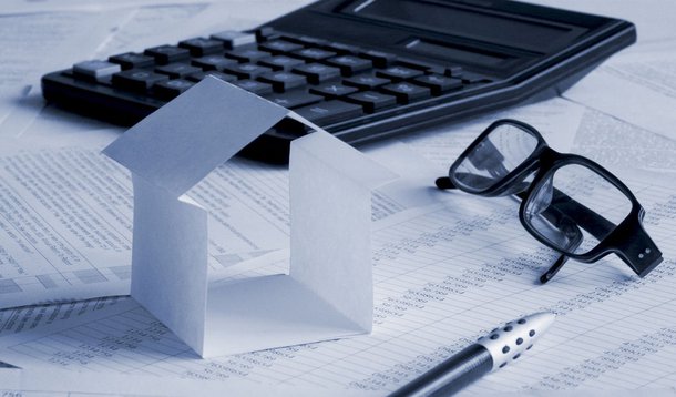 De acordo com o órgão, o país registrava déficit de 5,59 milhões de habitações em 2007. O número correspondia a 10% do total de habitações no país à época. Em 2012, o déficit total caiu para 5,24 milhões de habitações (8,53% do total). “Isso significa que, em termos absolutos, houve uma queda de 6,2% do déficit total habitacional. Em termos relativos [proporção do déficit em relação ao total de domicílios no país], a queda foi 14,7%”, disse o pesquisador Vicente Correia Lima, um dos responsáveis pelo estudo do Ipea