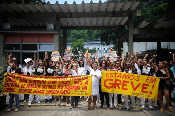 Servidores de hospitais federais do Rio de Janeiro entraram em greve contra o aumento da carga horária de 30 para 40 horas semanais com a implantação do ponto eletrônico nas unidades de saúde; de acordo com uma das diretoras do Sindsprev-Rio, Lúcia Pádua, a decisão em assembleias realizadas na semana passada foi manter 30% do efetivo trabalhando, com atendimento aos casos mais graves