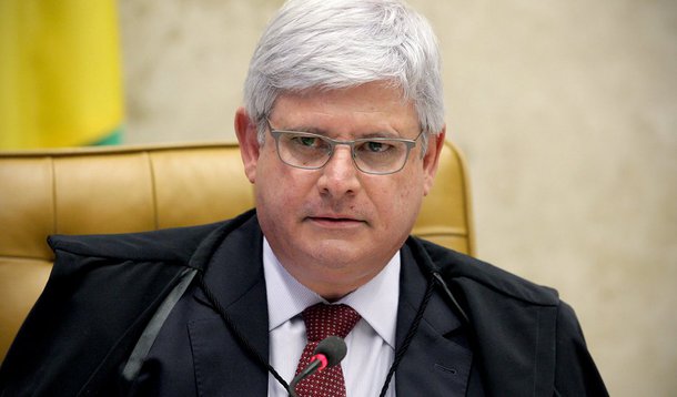 Procurador-geral da República, Rodrigo Janot, recorreu nesta segunda (31) ao Supremo Tribunal Federal para suspender a resolução da Justiça Eleitoral que trata da investigação de crimes eleitorais no pleito de outubro; segundo o procurador, a norma é inconstitucional por limitar o poder de investigação do Ministério Público Eleitoral (MPE) e impedir a requisição de diligências à polícia e abertura de inquérito pelo órgão; a Resolução 23.396/2013 foi aprovada em dezembro do ano passado pelo TSE