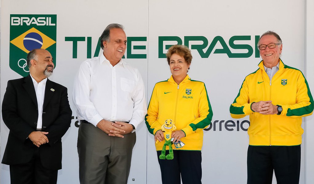 Durante reunião sobre as Olimpíadas de 2016, no Rio, nesta terça-feira, 23, a presidente Dilma Rousseff reagiu com naturalidade às declarações do ex-presidente Lula, de que afirmou que o governo estaria no 'volume morto'; "Todo mundo tem direito de criticar, ainda mais o Lula que sempre foi muito criticado", disse Dilma aos jornalistas; Lula tem defendido a necessidade do PT se renovar e feito algumas críticas pontuais ao governo Dilma, como mudança em direitos dos trabalhadores e a alta da inflação