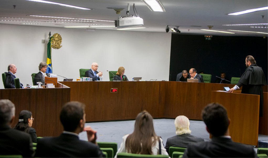 A Segunda Turma do STF, colegiado que será responsável pelo julgamento do processo da Operação Lava Jato, decidiu nesta terça (10) convocar um ministro da Primeira Turma para ocupar a cadeira deixada pelo ministro Joaquim Barbosa, que se aposentou; medida foi tomada porque ainda não foi indicado um nome para a vaga deixada por Barbosa no tribunal; decisão impedirá que o novo ministro julgue os políticos acusados na Lava Jato; ainda não foi decidido quem passará a integrar a Segunda Turma