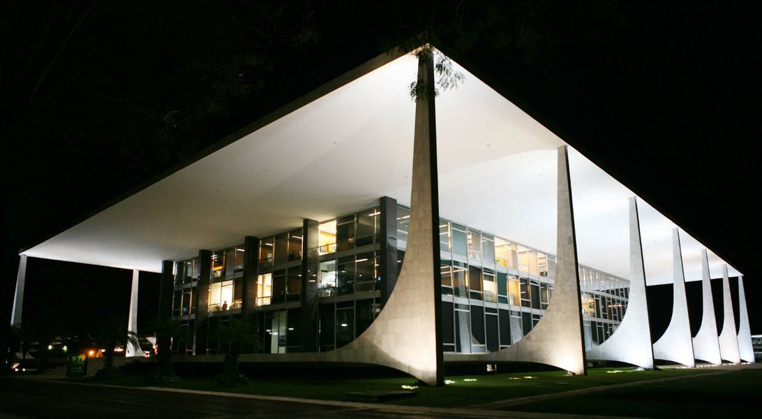 Categoria paralisou as atividades nesta quarta-feira (17) no Supremo Tribunal Federal (STF) para reivindicar a aprovação de uma carreira própria para a categoria. Estima-se que mil pessoas aderiram ao movimento, dando um abraço simbólico na sede de tribunal e fazendo piquete ao lado do plenário, eles buscam a equiparação dos salários com os ganhos dos funcionários dos Poderes Executivo e Legislativo