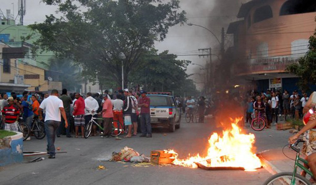 Moradores do bairro Parque Aeroporto, em Macaé, realizaram um protesto na principal rua do bairro, a 62, pelo sumiço do jovem Attos Red; lixeiras foram incendiadas e um grande número de moradores foi para a rua; segundo informações de populares, o rapaz estaria sendo mantido refém na comunidade da Fronteira por traficantes 