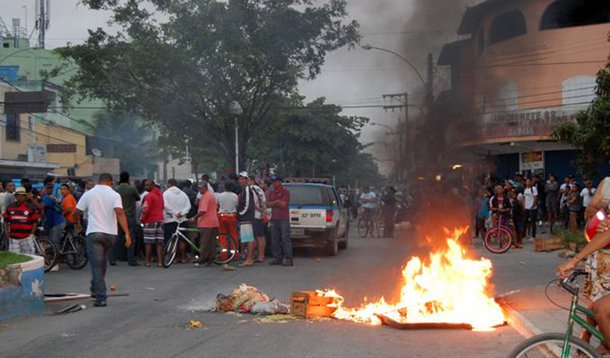 Moradores do bairro Parque Aeroporto, em Macaé, realizaram um protesto na principal rua do bairro, a 62, pelo sumiço do jovem Attos Red; lixeiras foram incendiadas e um grande número de moradores foi para a rua; segundo informações de populares, o rapaz estaria sendo mantido refém na comunidade da Fronteira por traficantes 