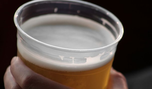 Comer no estádio do Rio durante a Copa do Mundo vai pesar no bolso: um cachorro-quente vai custar 10 reais, um espetinho de carne vai sair a 15 reais e uma lata de cerveja terá preço de 10 e de 13 reais, dependendo da marca