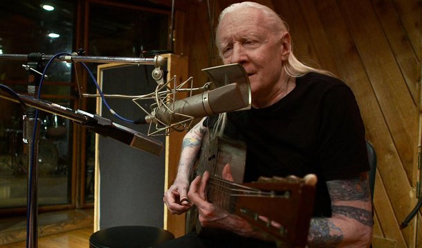 Cantor e guitarrista de blues e rock norte-americano, conhecido por seus virtuosos solos de guitarra e sua voz rouca, foi encontrado morto em um quarto de hotel nos arredores de Zurique