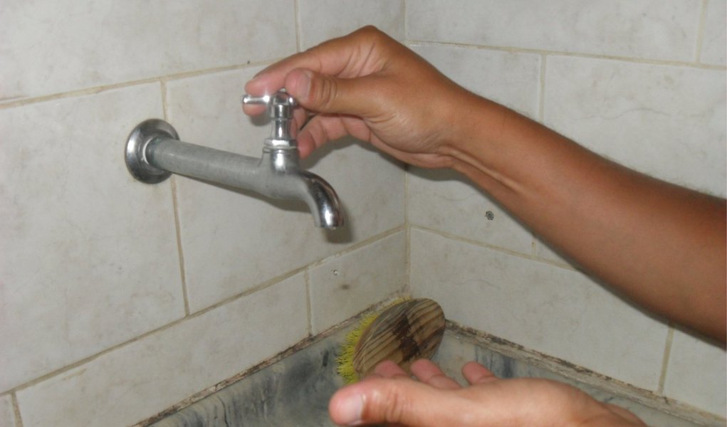 A Companhia Estadual de Águas e Esgotos (Cedae) interrompeu o fornecimento de água na cidade do Rio de Janeiro e Baixada Fluminense. A paralisação, que afeta alguns bairros da capital fluminense, tem por objetivo a manutenção preventiva da Estação de Tratamento de Água do Rio Guandu e interligação da primeira etapa da nova adutora, que integra o projeto de aumento de oferta de água para Barra da Tijuca e Jacarepaguá; conforme a companhia, a manutenção ocorre sem transtornos