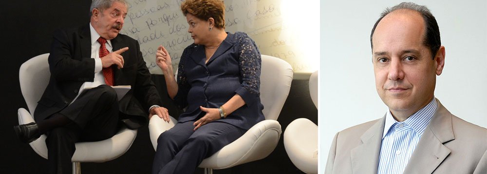 "A solidão aumenta à medida que a temperatura sobe. Dilma olha para os lados e não vê ninguém - a não ser o rosto onipresente de seu maior apoiador, também seu maior pesadelo, o único que pode destroná-la", diz o jornalista Eugênio Bucci; segundo ele, a imagem de Dilma se desfaz não pelos defeitos, mas "pelas virtudes que ninguém lhe tira"