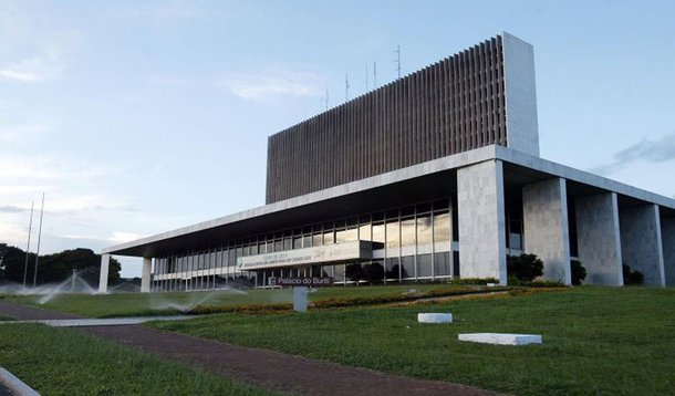O GDF lança o I Plano Distrital de Políticas para as Mulheres (I PDPM), durante solenidade no Salão Nobre do Palácio do Buriti; algumas metas do plano são inaugurar 112 creches, três centros especializados de atendimento à mulher (Ceam) e mais uma delegacia da mulher (Deam); implantar protocolo para registro de casos de estupro na polícia; reservar 60% dos recursos dos programas oficiais de crédito para mulheres empreendedoras; e inserir 15 mil mulheres no mercado de trabalho formal no biênio 2014/2015