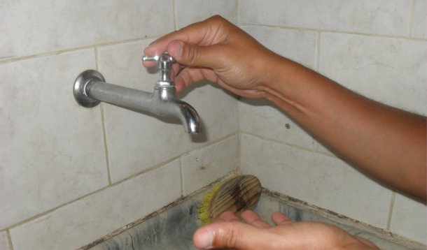 A Companhia Estadual de Águas e Esgotos (Cedae) interrompeu o fornecimento de água na cidade do Rio de Janeiro e Baixada Fluminense. A paralisação, que afeta alguns bairros da capital fluminense, tem por objetivo a manutenção preventiva da Estação de Tratamento de Água do Rio Guandu e interligação da primeira etapa da nova adutora, que integra o projeto de aumento de oferta de água para Barra da Tijuca e Jacarepaguá; conforme a companhia, a manutenção ocorre sem transtornos