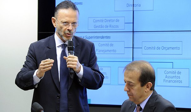 Em depoimento à CPI do BNDES, presidente do banco, Luciano Coutinho, afirmou que nunca houve ingerência do ex-presidente Lula e do ex-ministro José Dirceu, principalmente para beneficiar países, desde que ele assumiu a presidência do banco, em 2007; Coutinho disse também que não há empréstimos a "fundo perdido" para Cuba e que todos os financiamentos estão adimplentes