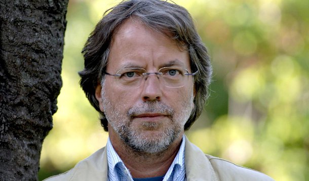 Escritor vê seu país enfrentar novo conflito, 20 anos após o fim de guerra civil, e admite que problema o tem afetado na literatura: 'Temos que estar em sossego por dentro para poder escrever'