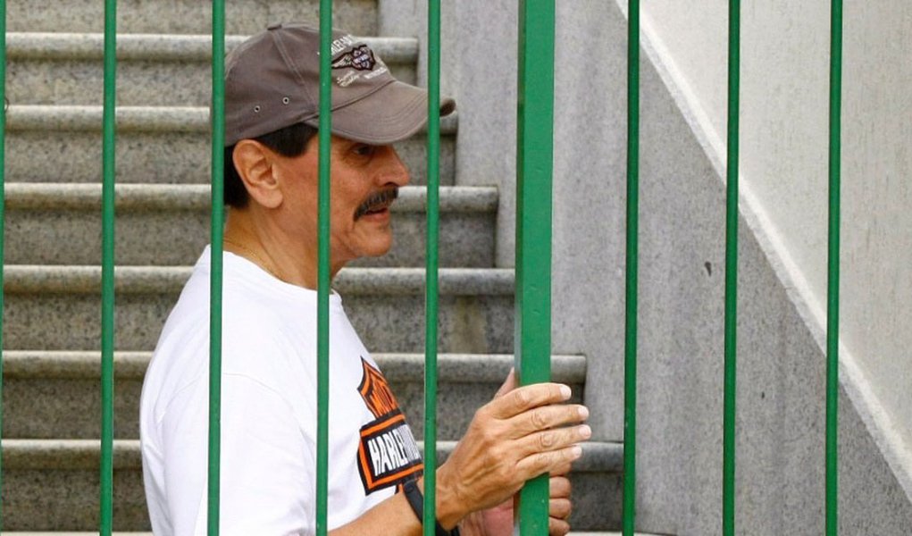 Após criticar supostas regalias aos petistas na Papuda, ex-deputado, preso 100 dias depois que outros condenados, em uma penitenciária no mesmo estado onde mora, com direito a cela individual e ainda a "dieta alternativa" na cadeia, pede ao STF direito a prisão domiciliar; defesa afirma que "o estado de saúde do agravante é, sim, gravíssimo, ainda que esteja, em tese, 'controlado' sob o ponto de vista oncológico"