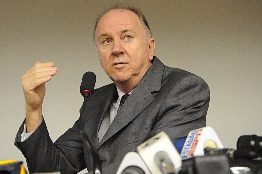 Levantamento da Confederação Nacional dos Municípios (CNM) aponta que a redução do IPI desde 2009, já incluindo a estimativa de 2014, provocou perda de R$ 23,5 bilhões no geral para União, cidades e estados; "Foi dinheiro que deixou de ser investido na melhoria da infraestrutura e em serviços básicos: só a saúde perdeu R$ 4 bilhões", diz Paulo Ziulkoski, presidente da Confederação Nacional dos Municípios (CNM)