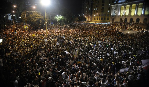 Movimentos sociais de setores diversos condenaram processo contra 23 ativistas acusados de associação criminosa no Rio; o recém-criado Comitê Popular contra o Estado de Exceção, que anunciou que está convocando atos em várias partes do país para o dia 30 de julho; a princípio, ocorrerá protestos no Rio, em SP, Porto Alegre, BH, Brasília, Vitória, Curitiba, Fortaleza, Salvador e Vitória da Conquista (BA)