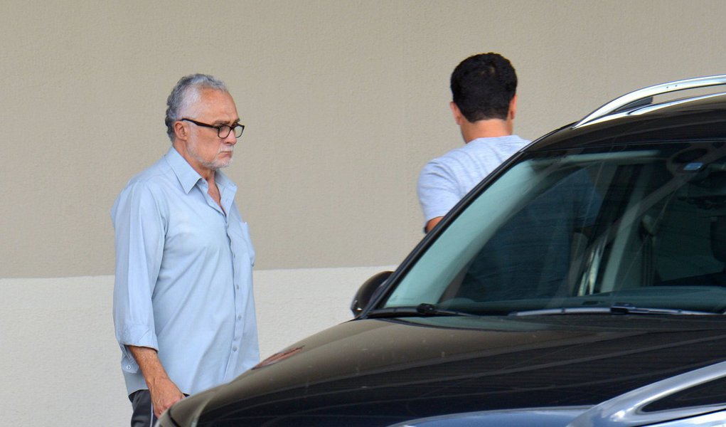 Segundo a defesa do ex-deputado federal José Genoino, condenado na AP 470, desde o dia 22 de julho, Genoino tem direito a passar do regime semiaberto para o aberto por ter cumprido um sexto da pena, período que garante a progressão; a data prevista para a concessão do benefício é 24 de agosto, mas advogados alegam que o cumprimento da pena no atual regime expirou devido aos 34 dias que o condenado tem de crédito, por ter trabalhado dentro do presídio