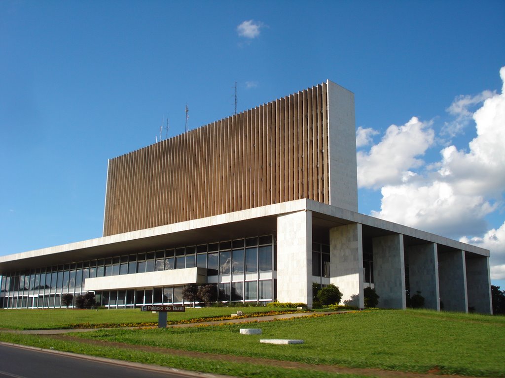 O Projeto de Lei Orçamentária Anual (LOA) de 2015 foi esta semana para a Câmara Legislativa com a proposta de que o governo do DF possa administrar, em seu orçamento, os recursos do Fundo Constitucional do DF (FCDF) destinados às áreas de educação e saúde, recursos que são administrados pela União, por meio da Secretaria do Tesouro Nacional, do Ministério da Fazenda. A mudança não abrangerá a Segurança Pública; ao todo, o orçamento para 2015 está estimado em R$ 37,3 bilhões