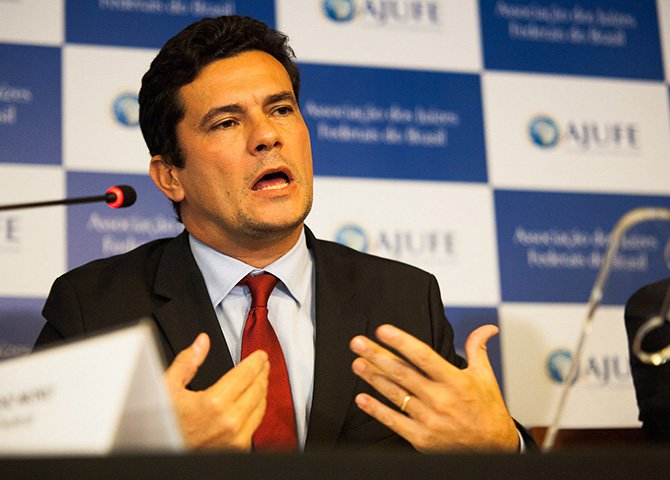 Ele age premeditadamente contra o PT.  Até o momento nada demonstrou que a prisão preventiva de Vaccari era necessária. A de sua cunhada também. Moro jogou para a platéia. Como de costume