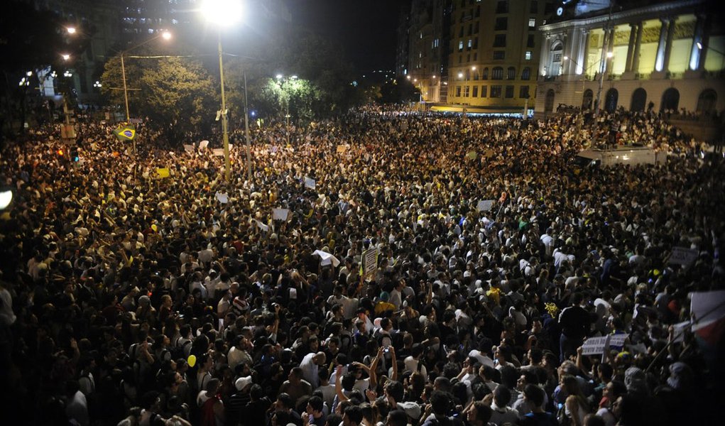 Movimentos sociais de setores diversos condenaram processo contra 23 ativistas acusados de associação criminosa no Rio; o recém-criado Comitê Popular contra o Estado de Exceção, que anunciou que está convocando atos em várias partes do país para o dia 30 de julho; a princípio, ocorrerá protestos no Rio, em SP, Porto Alegre, BH, Brasília, Vitória, Curitiba, Fortaleza, Salvador e Vitória da Conquista (BA)