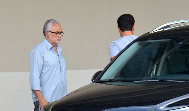 Segundo a defesa do ex-deputado federal José Genoino, condenado na AP 470, desde o dia 22 de julho, Genoino tem direito a passar do regime semiaberto para o aberto por ter cumprido um sexto da pena, período que garante a progressão; a data prevista para a concessão do benefício é 24 de agosto, mas advogados alegam que o cumprimento da pena no atual regime expirou devido aos 34 dias que o condenado tem de crédito, por ter trabalhado dentro do presídio