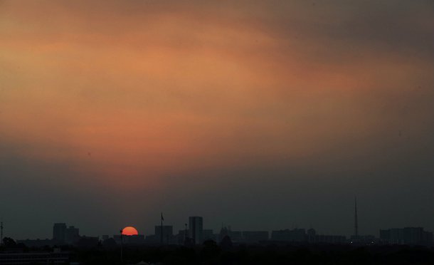 Durante o final de semana, a umidade relativa do ar chegou a 23%.  A Organização Mundial da Saúde (OMS) recomenda que se declare estado de atenção quando os índices chegam ao intervalo entre 20% e 30%