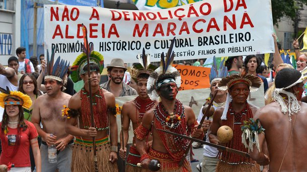 O prédio está ocupado por 12 policiais do Batalhão de Choque, em cinco viaturas, que não permitem a entrada dos índios e dos simpatizantes da causa
