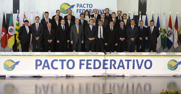 Reunido com governadores em Brasília, o presidente do Senado "tenta ditar uma agenda que o governo vem adiando porque teria impacto direto sobre o esforço pelo ajuste fiscal", comenta Tereza Cruvinel, colunista do 247; "Renan tem dito que 'é hora de rever o pacto federativo e o Senado é a Casa da Federação por natureza constitucional. Aqui tem três senadores por estado. Nós temos que regular essa federação'", acrescenta a jornalista; ao final do encontro, Renan anunciou que se reunirá quinta-feira 21 com o presidente da Câmara, Eduardo Cunha, para definir uma agenda legislativa de prioridades, decorrente das sugestões apresentadas pelos chefes dos executivos estaduais