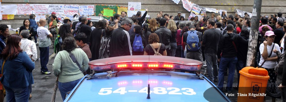 Professores da rede municipal de ensino acampam no local desde a madrugada de domingo; cerca de 160 PMs participam da operação; de acordo com o comandante do policiamento, major Pinto, a rua foi fechada para garantir a segurança do perímetro e a integridade física dos manifestantes